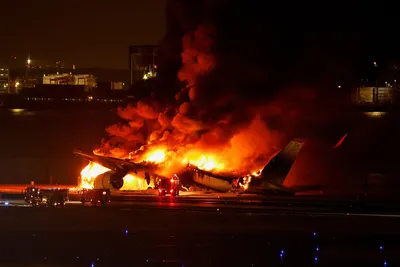 Пассажиры засняли видео из салона горящего в Токио самолета - Газета.Ru |  Новости