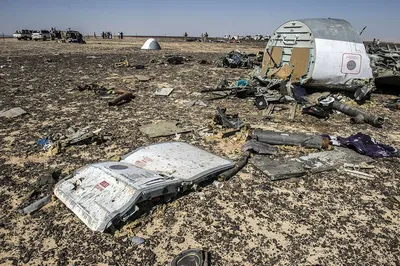 Египетские спасатели вывозят тела погибших с места крушения самолета