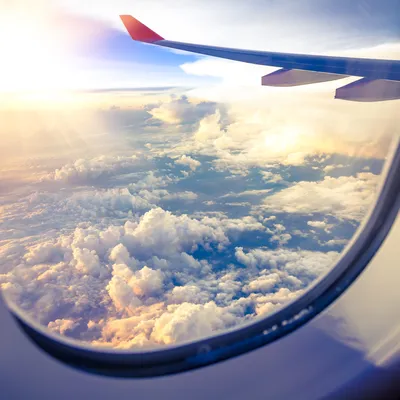 Прекрасный вид из окна самолета, большое крыло самолета показывает корпус  Стоковое Изображение - изображение насчитывающей сумрак, дело: 158780941