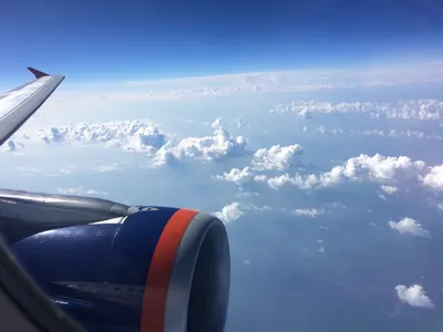 Облака и крыло самолета из окна самолета · Бесплатные стоковые фото