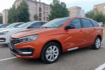 Новая Lada Vesta уже у дилеров: в сети появились живые фото