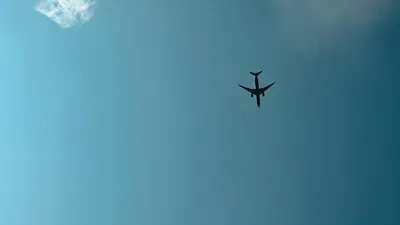 Фотообои \"Летящий самолет над островом\" - Арт. 230009 | Купить в  интернет-магазине Уютная стена