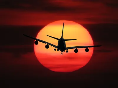 Летающий самолет в небе стоковое фото. изображение насчитывающей солнце -  166002804