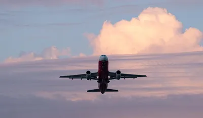 Летящий самолёт на фоне красивого неба - обои на рабочий стол