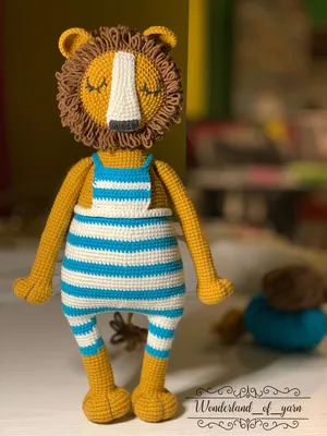 Лев Бонифаций - фото вязаной игрушки 1024x1024. Автор: @bumbee_crochet.