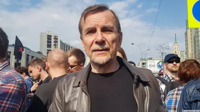 Стало известно об отъезде правозащитника Пономарева из России: Общество:  Россия: Lenta.ru