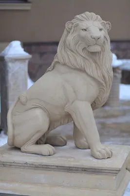 Скульптура большого сидячего льва из бетона для дома и сада в Москве