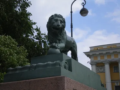 В Екатеринбурге открыли гигантский монумент в виде льва «с золотыми яйцами»  от «Сима-ленда» на улице Вайнера - 5 октября 2023 - Е1.ру