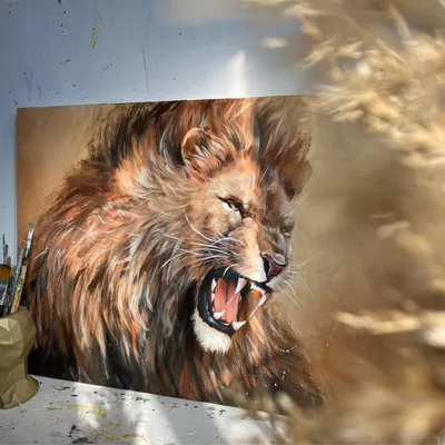 лев - царь зверей с золотой короной на голове. Иллюстрация штока -  иллюстрации насчитывающей анимизма, бог: 274747243