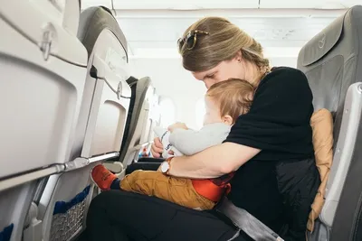 Правила перевозки детей в самолете: с какого возраста можно летать, что  взять ребенку в самолет | flyoneru | Дзен