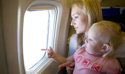 Как перевозить младенца в самолете: как летать с ребенком - Блог Купибилет
