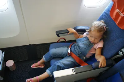 Безопасность ребёнка на борту самолёта • InstaMam.ru