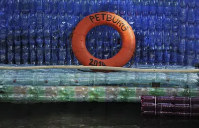Использовали 3000 пластиковых бутылок». Якутянин построил необычный плот  для сплава по реке - KP.RU