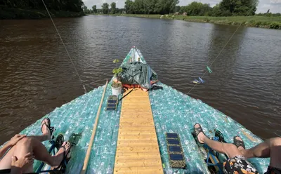 Два чеха сделали лодку из пяти тысяч пластиковых бутылок - Tchk.lv