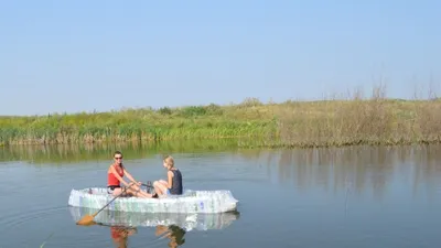 Жительница эртильского поселка сделала лодку из пластиковых бутылок