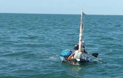 Палестинец построил лодку из пластиковых бутылок и стал рыбаком | Азия и  Африка | Дзен