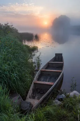 Утро на реке с лодкой. Фотограф Горшков Игорь