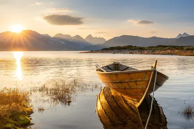 Лодка на воде фото фотографии