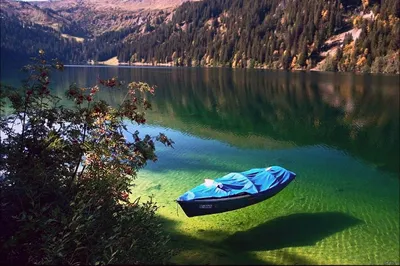 Лодка в прозрачной воде. | Пикабу