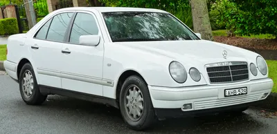 Купить б/у Mercedes-Benz E-Класс II (W210, S210) 230 2.3 MT (150 л.с.)  бензин механика в Севастополе: белый Мерседес-Бенц Е-класс II (W210, S210)  седан 1996 года на Авто.ру ID 1073097510