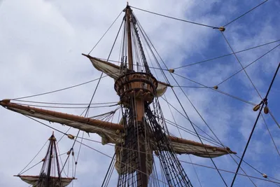 Деревянная мачта корабля против голубого неба Стоковое Фото - изображение  насчитывающей пират, море: 164804942