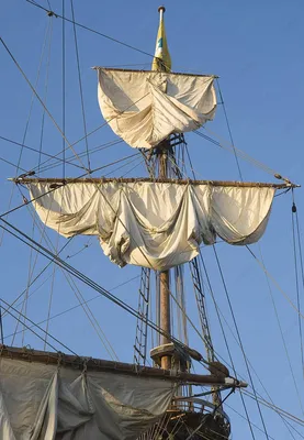 Вид снизу мачты корабля с бежевыми парусами Стоковое Фото - изображение  насчитывающей океан, дуб: 186040652
