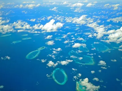 Мальдивы от самолета стоковое фото. изображение насчитывающей красивейшее -  144313392