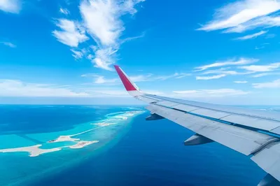 Окно Самолета С Красивым Видом На Остров Мальдивы — стоковые фотографии и  другие картинки Самолёт - Самолёт, Окно, Мальдивы - iStock
