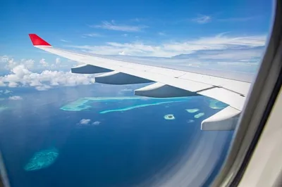 Мальдивские острова вид сверху из окна самолета | Премиум Фото