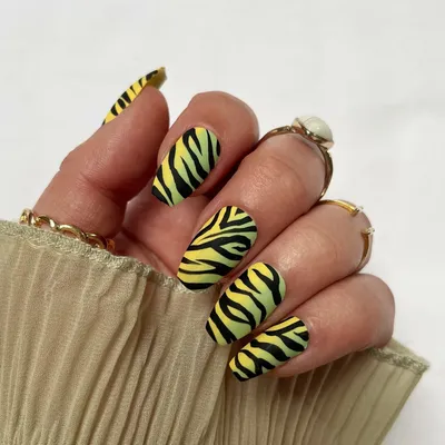 Little Miss Nailpolish: Holo Tiger Nails