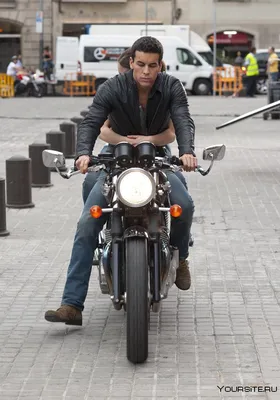 Великолепный образ Марио Касаса среди мотоциклов - особая фотоперспектива!