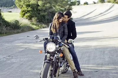 Стремительное движение: Марио Касас на мотоцикле в динамичной фотографии!