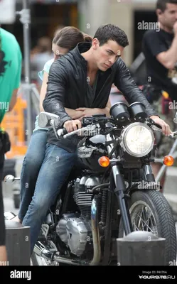 Фон с изображением Марио Касас на мотоцикле