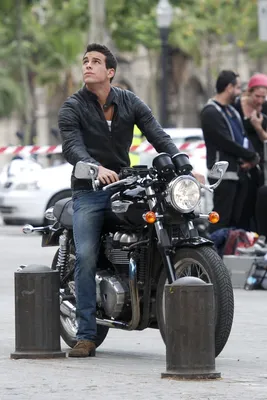Эксклюзивные фото Марио Касаса, управляющего мотоциклом – Скачать бесплатно.