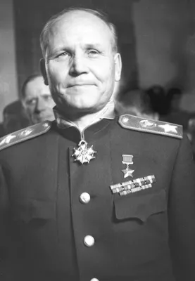 Маршал Советского Союза Конев, награжденный американской медалью «Легион  заслуг» — военное фото