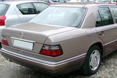 Бизнес-класс из 80-х на минималках. Первый Mercedes E-класса (W124)