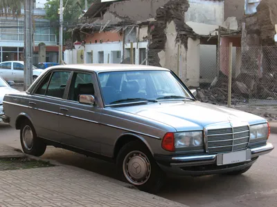 File:Mercedes Benz 230 E Sedan 1983 (15991523671).jpg - Wikimedia Commons