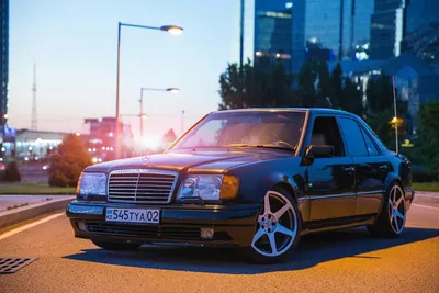 Видео: культовый Mercedes девяностых растянули и занизили до самого  асфальта — Лаборатория — Motor
