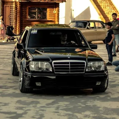 Неприметный Mercedes W124 80-х продали по цене четырех новых Гелендвагенов  (видео)