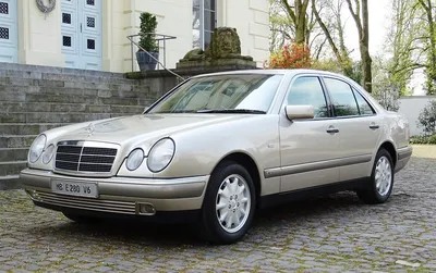 Продается Mercedes E-Calss W210 1998 года с пробегом 7 400 км (не так уж и  дорого)