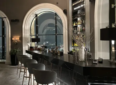 Instagram 用户 Mercedes Bar : \"Смотреть праздничный салют 9 мая лучше всего  на высоте - в панорамном Mercedes Bar, расположенном на 31 этаже гостиницы  @radissoncollectionmoscow Из панорамных окон двухуровневого бара  открывается потрясающий