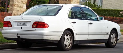 File:1996-1997 Mercedes-Benz E 230 (W 210) Classic sedan (2010-07-21).jpg -  Wikimedia Commons