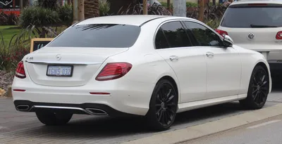 File:2018 Mercedes-Benz E 300 (W 213) sedan (2018-11-02) 02.jpg - Wikimedia  Commons