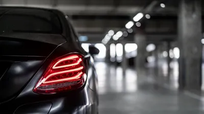 Обои на рабочий стол Mercedes-Benz E63 AMG в полумраке, обои для рабочего  стола, скачать обои, обои бесплатно