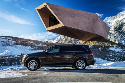 Rear view of luxury very expensive new white Mercedes-Benz GLS 350d car  stands in the washing box waiting for repair in auto service Stock Photo |  Adobe Stock