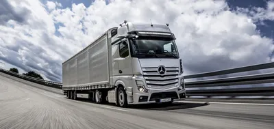 Mercedes-Benz начал выпускать тяжелые тягачи на заводе в Пекине — Motor