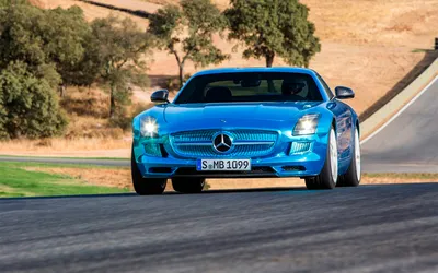 Презентован новый мощный спорткар Mercedes с небольшим расходом топлива  (фото)