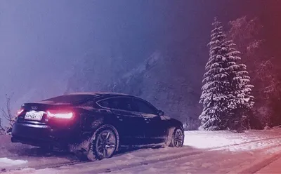 Черный роскошный Gla 250 Mercedes Benz кроссовера в снежном лесу зимы.  Редакционное Фото - изображение насчитывающей «мерседес», высоко: 207754476