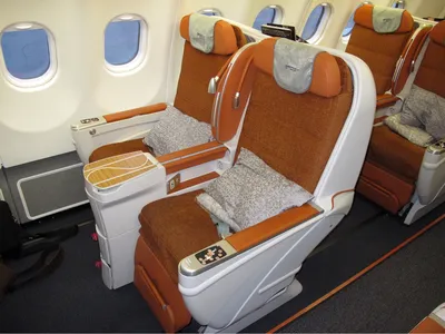 Можно ли в самолете бесплатно пересесть в бизнес-класс из эконома - KP.RU