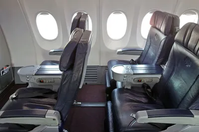 три места в самолете первый бизнес класс Стоковое Изображение - изображение  насчитывающей концепция, удобно: 235240741